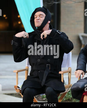 Phillip Schofield e Holly Willoughby sfidare il freddo durante le riprese al di fuori al ITV studios. Phillip tenta di mantenere il caldo indossando leggings sulla sua testa e Holly è avvolto accogliente in un corpo pieno lunghezza camicia puffa. Dotato di: Phillip Schofield dove: Londra, Regno Unito quando: 31 Gen 2019 Credit: rocciosa/WENN.com Foto Stock