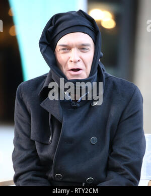 Phillip Schofield e Holly Willoughby sfidare il freddo durante le riprese al di fuori al ITV studios. Phillip tenta di mantenere il caldo indossando leggings sulla sua testa e Holly è avvolto accogliente in un corpo pieno lunghezza camicia puffa. Dotato di: Phillip Schofield dove: Londra, Regno Unito quando: 31 Gen 2019 Credit: rocciosa/WENN.com Foto Stock