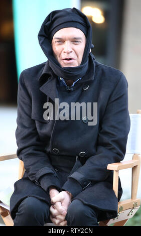 Phillip Schofield e Holly Willoughby sfidare il freddo durante le riprese al di fuori al ITV studios. Phillip tenta di mantenere il caldo indossando leggings sulla sua testa e Holly è avvolto accogliente in un corpo pieno lunghezza camicia puffa. Dotato di: Phillip Schofield dove: Londra, Regno Unito quando: 31 Gen 2019 Credit: rocciosa/WENN.com Foto Stock