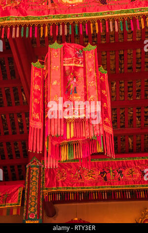 Grande carta cinese lanterna nell interno del Guan Di tempio tradizionale Cinese nella Chinatown di Kuala Lumpur in Malesia Foto Stock