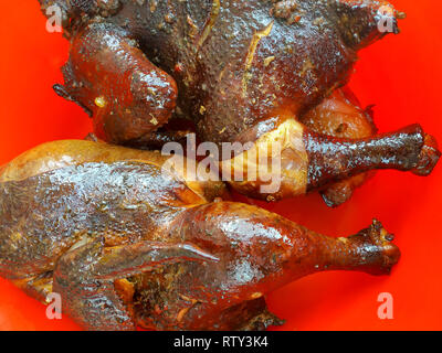 Pollo affumicato sulla natura nel smokehouse affumicato a caldo Foto Stock