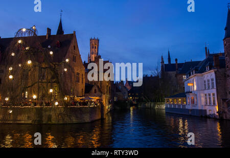 Vista da Rozenhoedkaai di notte guardando verso il campanile in Bruges Belgio Foto Stock