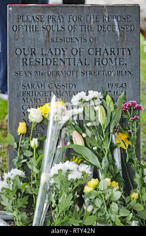 Fiori di cui al grave per i residenti di Nostra Signora della Carità casa residenziale in Sean McDermott Street durante i fiori per Magdalenes evento commemorativo presso il cimitero di Glasnevin a Dublino. Foto Stock