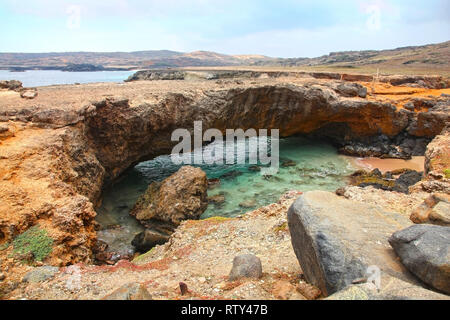 Il Ponte naturale, che è stato realizzato al di fuori di corallo calcare, Aruba. Foto Stock