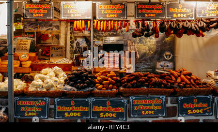 Caparica, Portogallo - 3 Marzo 2019: tipico portoghese indurito salsicce noto come Alheira appeso a un mercato in stallo in Portogallo Foto Stock