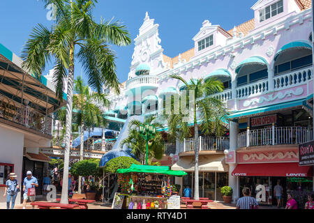 Il cortile al Royal Plaza Shopping Center, Lloyd G. Smith Boulevard, Oranjestad, Aruba, Isole ABC, Leeward Antilles, dei Caraibi Foto Stock