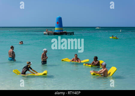 Gruppo in mare, Palm Beach (Hotel Riu Palace), Noord District, Aruba, Isole ABC, Leeward Antilles, dei Caraibi Foto Stock