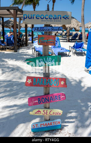 Driftwood isola segni sul Palm Beach, Noord District, Aruba, Isole ABC, Leeward Antilles, dei Caraibi Foto Stock