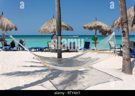 Spiaggia amaca in Palm Beach, Noord District, Aruba, Isole ABC, Leeward Antilles, dei Caraibi Foto Stock