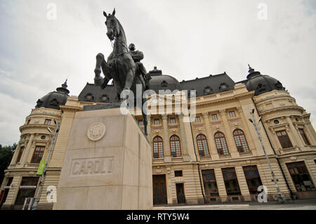 Biblioteca Centrale Università di Bucarest e re Carol I statua, Romania Foto Stock