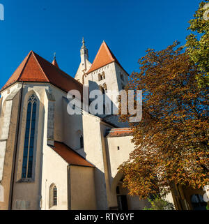 La città storica di Eggenburg con chiesa e mura della città vecchia. Square, parrocchia Foto Stock