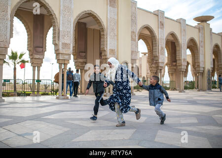 CASABLANCA, Marocco - Marzo 2, 2019: la gente alla Moschea di Hassan II a Casablanca, in Marocco. Foto Stock