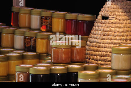 Pressione di stallo di mercato con il miele in vasetti di vetro e decorate con cestello bee hive Foto Stock