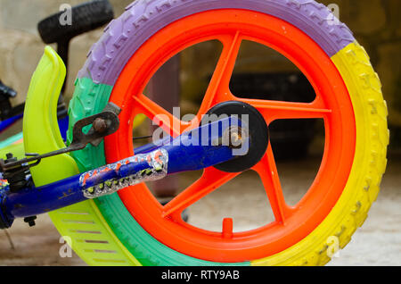 In prossimità della ruota del vecchio kids colorata bike - arrugginiti e vecchi bambini bicicletta procurandosi repear Foto Stock