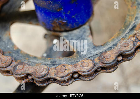 Catena Rusti sul vecchio kids bike close up - vecchio e sporco bike Foto Stock