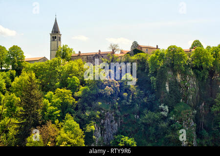 Veduta della chiesa di San Cantianus nel Patrimonio Mondiale dell Unesco Skocjanske jame. Guardando verso la profonda gola con entrata della caverna e percorsi a piedi Foto Stock