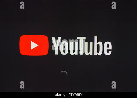 03.03.2019. RIGA, Lettonia. Il logo Youtube sullo schermo del televisore. YouTube è un americano di video-sito di condivisione. Foto Stock
