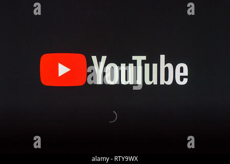 03.03.2019. RIGA, Lettonia. Il logo Youtube sullo schermo del televisore. YouTube è un americano di video-sito di condivisione. Foto Stock