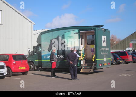 Un MOBILE Banca di Lloyds Bank IN USO Foto Stock