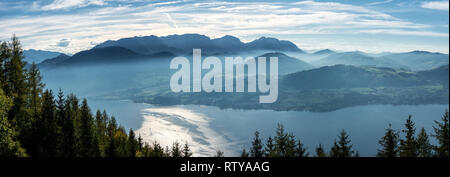 Vista panoramica del lago Traunsee in autunno con Alpi Foto Stock