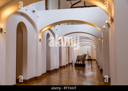 Quito, Ecuador, Gennaio 2019: Interni del Centro di Arte Contemporanea, le pareti e gli archi dipinti di bianco, dove le opere di artisti contemporanei presentano sono Foto Stock