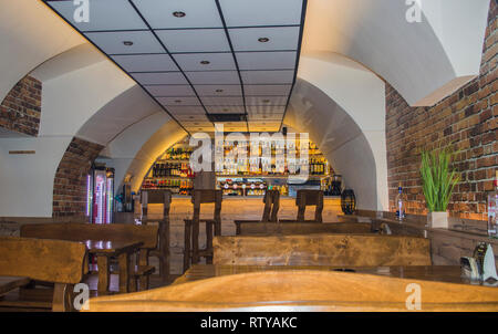 KOSICE, Slovacchia - 14 febbraio 2019: interno del vuoto pub potabile a Kosice old town Foto Stock