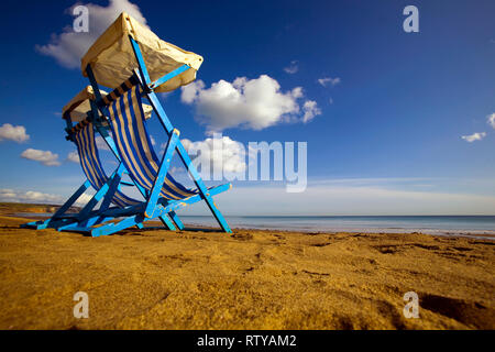 Due, sdraio, sulle deserte, sdraio, Sandy, spiaggia, Sandown, Isle of Wight, England, Regno Unito Foto Stock