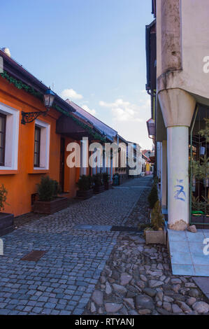 KOSICE, Slovacchia - 14 febbraio 2019: stretta back street nella città vecchia di Kosice, Slovacchia Foto Stock