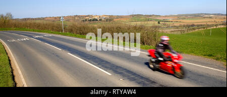 Traffico, cartelli stradali, indicazioni stradali, UN3020, Blackwater > Rookely > Godshill, Isle of Wight, England, Regno Unito Foto Stock