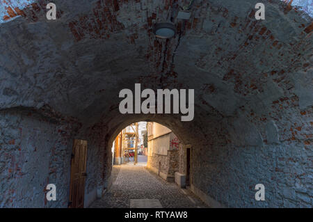 KOSICE, Slovacchia - 14 febbraio 2019: costruzione arch backstreet della vecchia città di Kosice, la Slovacchia Foto Stock