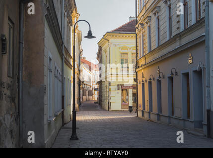 KOSICE, Slovacchia - 14 febbraio 2019: Back Street nella città vecchia di Kosice, Slovacchia Foto Stock