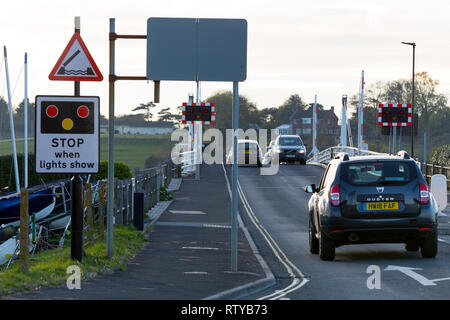 Ponte girevole, main road, porto, traffico, ingresso, sul fiume Yar, Yarmouth, Isle of Wight, England, Regno Unito Foto Stock