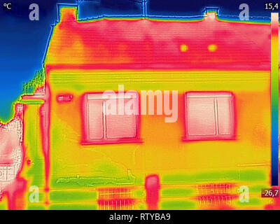 Rilevare la perdita di calore al di fuori dell edificio utilizzando una telecamera termica Foto Stock