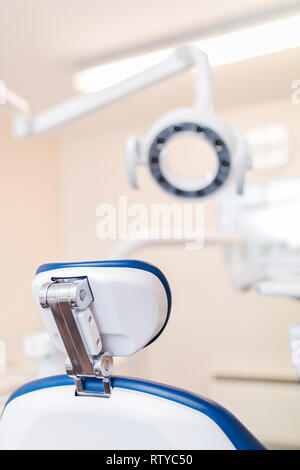 Close up della moderna poltrona odontoiatrica e apparecchiature con lampada di overhead in chirurgia dentale Foto Stock