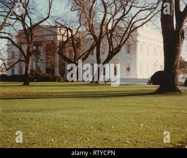 Vintage Febbraio 1985 fotografia, vista la Casa Bianca a Washington DC, con una benna carrello rimozione della ghirlanda di vacanza. Fonte: fotografia originale Foto Stock