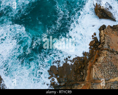 Vista aerea del mare onde infrangersi sul litorale Foto Stock