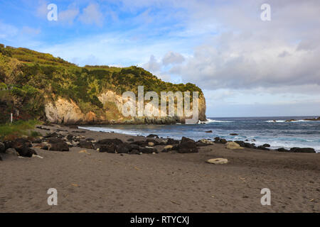 Spiaggia con sabbia nera vulcanica con acqua del mare turchese. Seascape nella fascia costiera del Portogallo. Isole Azzorre. Foto Stock