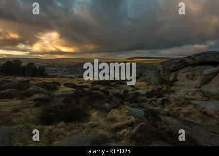 Moody skies al tramonto a Ilkley Moor con la splendida luce della sera - un Wuthering Heights sentire Foto Stock