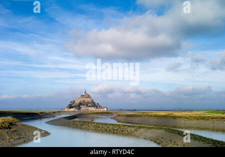 Nuvole sopra Le Mont Saint Michel e il fiume Couesnon, Normandia, Francia Foto Stock