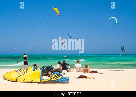Kitesurfisti sulla bandiera spiaggia vicino a Corralejo Fuerteventura, Isole Canarie, Spagna. Foto Stock