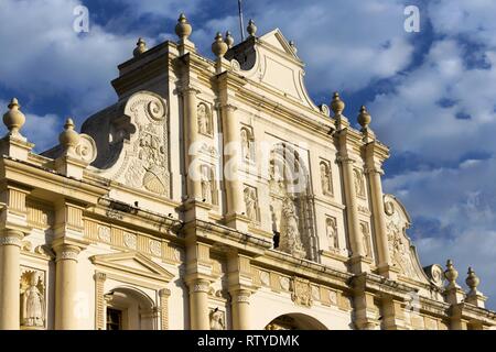 La facciata della Parrocchia di San Jose, una magnifica Cattedrale Cattolica Romana Vista frontale esterna, sul lato est del Parque Central ad Antigua, Guatemala Foto Stock