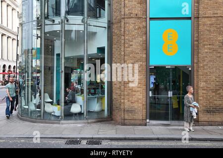 LONDON, Regno Unito - 7 Luglio 2016: la gente a piedi da EE mobile phone shop a Londra. Vi sono 89,9 milioni di abbonati telefonici mobili nel Regno Unito. Foto Stock