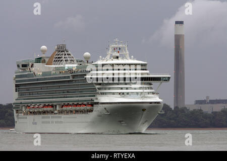 L'inquinamento,l'Azura, lusso, viaggi di lusso, Wedding, luna di miele, suite, cabina,, crociera, Il Solent, Cowes, Isle of Wight, England, Regno Unito Foto Stock