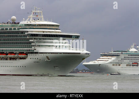 Inquinamento, Azura, crociera, Il Solent, Cowes, Isle of Wight, England, Regno Unito Foto Stock