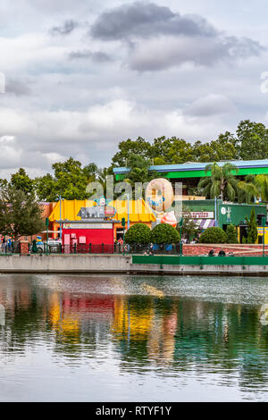 ORLANDO, FLORIDA, Stati Uniti d'America - Dicembre 2018: Lago con Simpsons Area a sfondo, Universal Studios theme park. Foto Stock