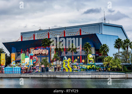 ORLANDO, FLORIDA, Stati Uniti d'America - Dicembre 2018: Lago con Krustyland Simpsons Area a sfondo, Universal Studios theme park. Foto Stock