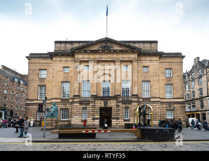 Vista esterna della costruzione dell'Alta corte sul Royal Mile di Edimburgo, Scozia UK Foto Stock