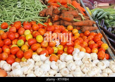 Verdure locali mercato di El Nido, PALAWAN FILIPPINE. Fagioli, carote, aglio e pomodori. Foto Stock