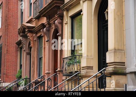 La città di New York, Stati Uniti - arenaria vecchie case a schiera a Turtle Bay quartiere nel centro di Manhattan. Foto Stock