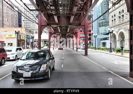 CHICAGO, Stati Uniti d'America - 28 giugno 2013: Automobili Auto sotto elevata binari del treno a Chicago. Chicago è la terza più popolosa città statunitense con 2,7 milioni di residenti ( Foto Stock